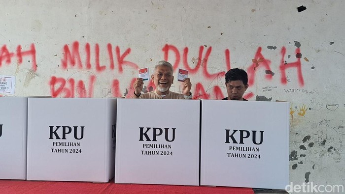 Amri Rasyid saat mencoblos di TPS 006, Bonto Makkio, Kecamatan Rappocini, Kota Makassar.