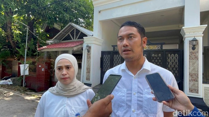 Andi Seto Asapa dan istri Andi Nurhilda Daramata Asiah usai nyoblos di Makassar.