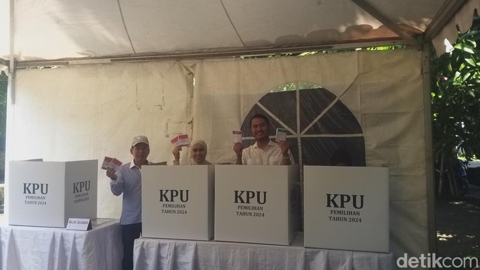 Calon wali kota Makassar, Sulawesi Selatan (Sulsel), Andi Seto Gadhista Asapa bersama istrinya Andi Nurhilda Daramata Asiah telah menyalurkan hak pilihnya di Pilkada 2024.