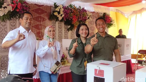 Andika-Hendi dan istri menunjukkan jari bertinta ungu di TPS 3 Lempongsari, Rabu (27/11/2024).