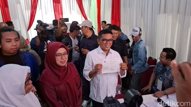 Andra Soni dan istri nyoblos Pilkada Banten di Ciledug. (Brigitta/detikcom)