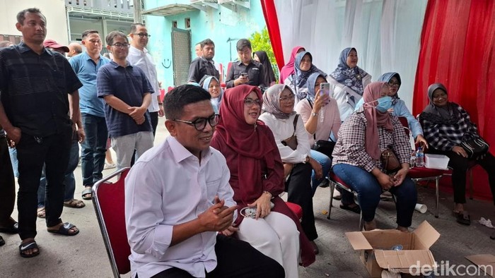 Andra Soni nonton langung penghitungan suara di TPS tempatnya mencoblos.