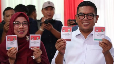 Andra Soni Nyoblos di Ciledug Ditemani Istri dan Anak