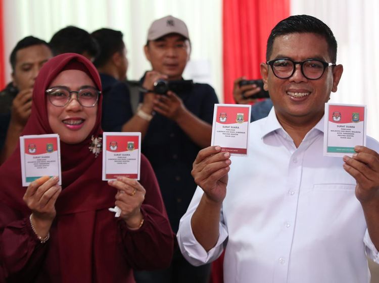 Andra Soni Nyoblos di Ciledug Ditemani Istri dan Anak