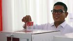 Andra Soni Nyoblos di Ciledug Ditemani Istri dan Anak