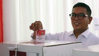 Andra Soni bersama keluarga menggunakan hak pilihnya pada Pilkada serentak 2024 di TPS depan rumahnya. 