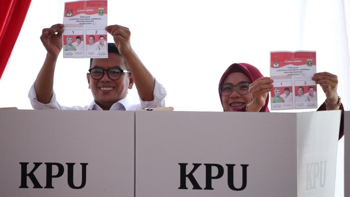 Andra Soni Nyoblos di Ciledug Ditemani Istri dan Anak Calon Gubernur Banten Andra Soni (kanan) didampingi istri Tinawati (kiri) menunjukan surat suara sebelum melakukan pencoblosan di TPS 29 Peninggilan, Ciledug, Kota Tangerang, Banten, Rabu (27/11/2024). Andra Soni bersama keluarga menggunakan hak pilihnya pada Pilkada serentak 2024 di TPS depan rumahnya. ANTARA FOTO/Muhammad Iqbal/wpa.