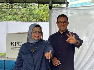 Unjuk Gestur 3 Jari, Anies Baswedan Nyoblos di TPS 029 Lebak Bulus