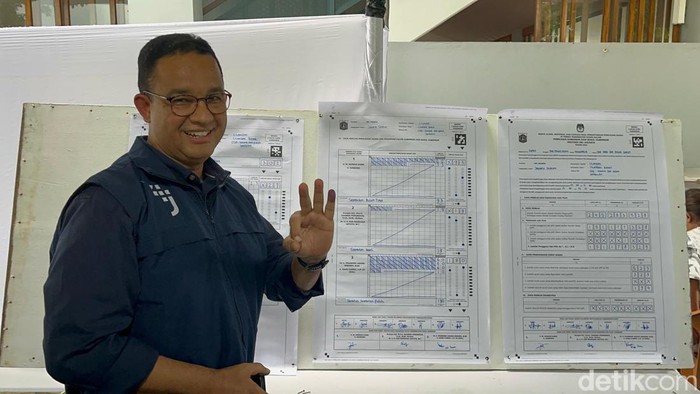 Anies berpose 3 jari di lembaran hasil penghitungan suara di TPS tempatnya mencoblos.