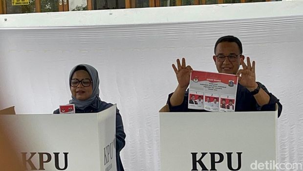 Anies Nyoblos di Lebak Bulus. (Rumondang/detikcom)