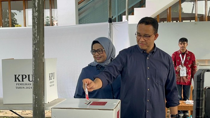 Anies saat nyoblos Pilkada Jakarta 2024 (Ondang/detikcom)