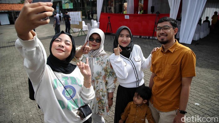 Sejumlah warga  mencoblos di TPS 046 kawasan Cipete Selatan, Cilandak, Jakarta Selatan, Rabu (27/11/2024). Warga Jakarta menggunakan hak suaranya dalam Pilkada Jakarta 2024.