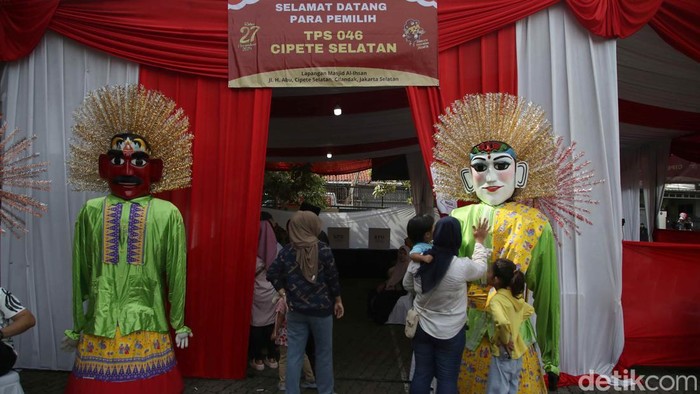 Sejumlah warga  mencoblos di TPS 046 kawasan Cipete Selatan, Cilandak, Jakarta Selatan, Rabu (27/11/2024). Warga Jakarta menggunakan hak suaranya dalam Pilkada Jakarta 2024.