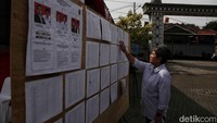 Warga Jakarta menggunakan hak suaranya dalam Pilkada serentak 2024. 