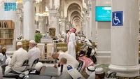 Area salat pria tersedia di lantai pertama tepatnya di seberang gerbang nomor 91, seberang gerbang nomor 68, dan di area salat halaman selatan dekat Jembatan Ajyad. Setiap area dilengkapi mushaf Al-Quran dan air zamzam. Foto: Saudi Press Agency