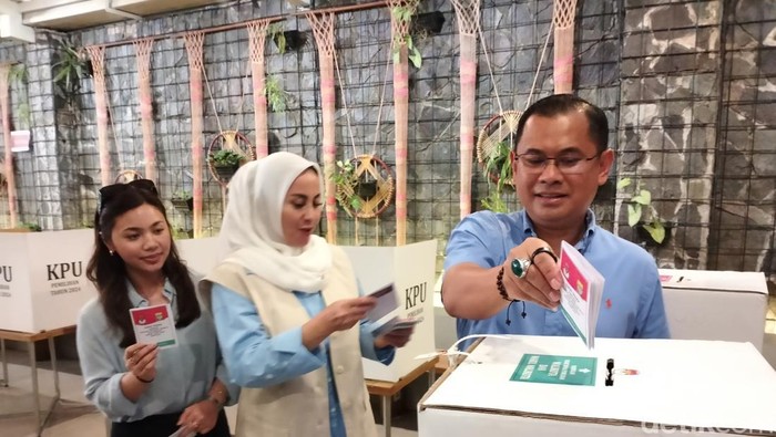 Arfi Rafnialdi saat menyalurkan hak politiknya
