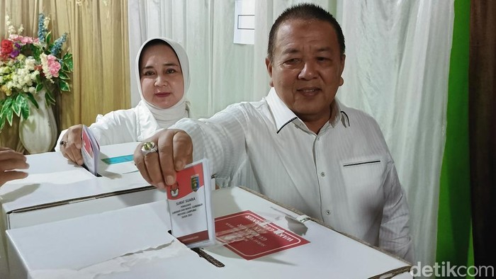 Arinal Djunaidi menggunakan hak pilih bersama istri.