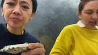Bersahabat dengan Donna Agnesia, keduanya sempat liburan ke Sydney, Australia. Terlihat mereka menikmati tiram segar di restoran. Foto: Instagram asri_welas