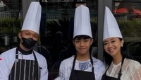 Liburan bersama keluarga saat ulang tahun, Asri pilih menginap di Puncak. Salah satu aktivitasnya adalah cooking class yang seru! Foto: Instagram asri_welas