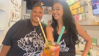 Ibu 3 anak ini juga mengambil kelas bikin es krim di Tipsy Scoop, New York. Terlihat ia berpose usai kelas. Foto: Instagram asri_welas