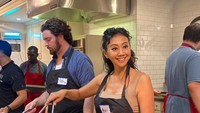Momennya di New York juga diisi dengan aktivitas seru. Salah satunya belajar masakan Thailand, mulai dari pad thai hingga udang panggang yang sedap. Foto: Instagram asri_welas