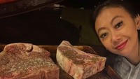 Asri juga masak sendiri steak untuk suguhan makan malam. Ia terlihat berpose dengan potongan daging sapi yang fresh dan tebal. Foto: Instagram asri_welas