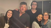 Aktris 45 tahun ini sempat berada di New York bersama keluarga temannya yang dikenal sebagai Mr. D. Terlihat mereka menikmati momen makan bersama yang hangat. Foto: Instagram asri_welas