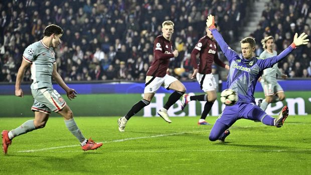 Atletico's Julian Alvarez, left, scores his side's second goal against Sparta's goalkeeper Peter Vindahl during the UEFA Champions League opening phase soccer match between Sparta Prague and Athletico Madrid in Prague, Czech Republic, Tuesday, Nov. 26, 2024. (Roman Vondrous//CTK via AP)