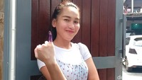 Ayu Ting Ting dan keluarga antigolput. Presenter Brownis itu semringah banget menunjukkan jari kelingkingnya yang sudah bertinta. Foto: Febri/detikHOT