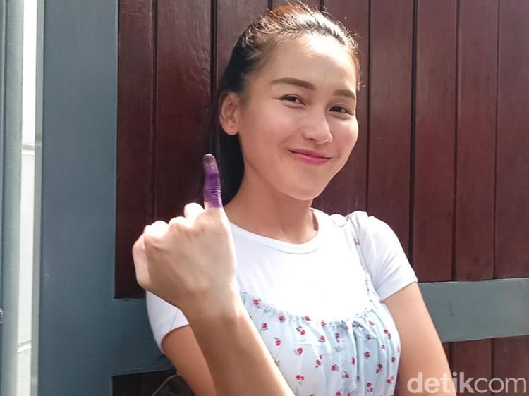 Ayu Ting Ting Anti-Golput, Semringah Pamer Kelingking Bertinta