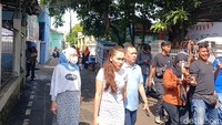 Ayu Ting Ting berangkat ke TPS bersama dengan orang tuanya di kawasan Kelurahan Mekar Jaya, Kecamatan Sukma, Depok, Jawa Barat, Rabu (27/11/2024). Foto: Febri/detikHOT