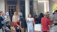 Ayu terlihat santai di antara para warga di sekitar area pencoblosan. Foto: Febri/detikHOT