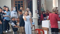 Tak ketinggalan Ayu Ting Ting berpose menunjukkan jarinya yang sudah bertinta, tanda sudah melakukan pencoblosan di Pilkada 2024. Foto: Febri/detikHOT