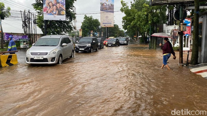 Banjir akibat hujan disertai angin menggenangi Jalan Purwakarta dan Jalan Terusan Jakarta, Kota Bandung pada Rabu (27/11/2024)