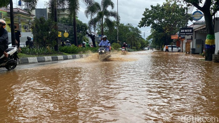 Banjir akibat hujan disertai angin menggenangi Jalan Purwakarta dan Jalan Terusan Jakarta, Kota Bandung pada Rabu (27/11/2024)