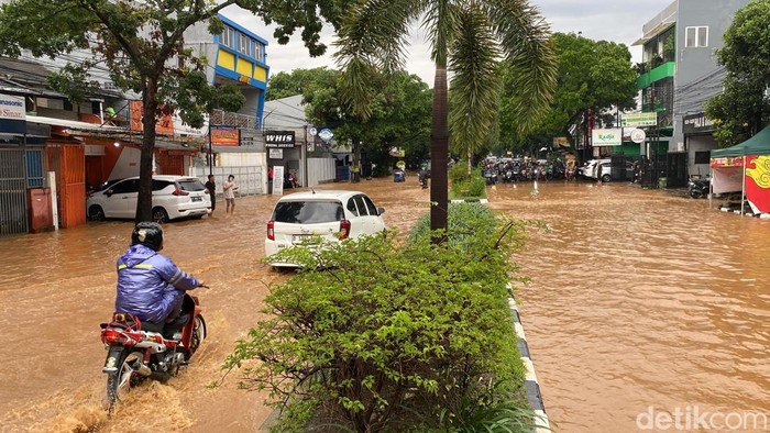 Selain itu, kemacetan panjang juga terjadi di Jalan Terusan Jakarta hingga Jalan Ahmad Yani Kota Bandung akibat kendaraan yang mengarah Antapani tertahan banjir yang terjadi di persimpangan Jalan Terusan Jalarta dan Jalan Purwakarta.