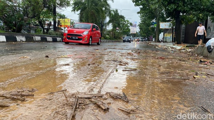 Banjir di Antapnai Bandung mulai surut.