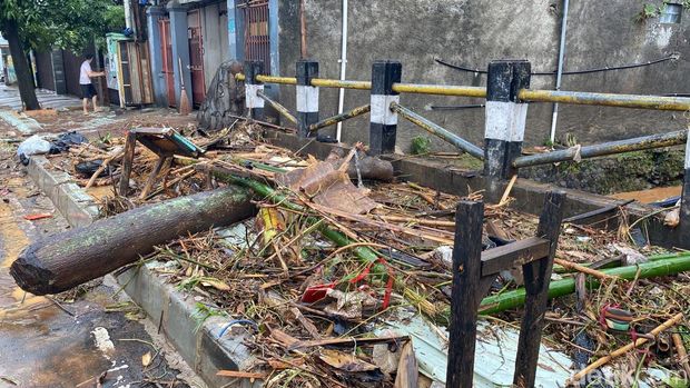 Banjir di Antapnai Bandung mulai surut.