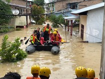Video Warga Medan Terjebak di Atap Saat Banjir Melanda
