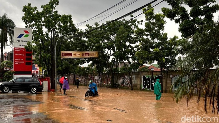 Banjir merendam jalan Bandung.
