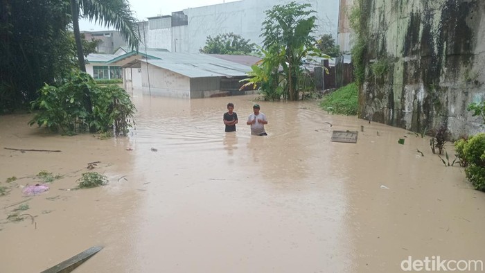 Banjir merendam komplek PPKS di Jalan DC Barito, Kelurahan Suka Damai, Kecamatan Medan Polonia. (Foto: Ahmad Zacky).