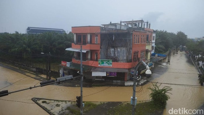 Banjir rendam wilayah Medan Amplas. (Foto: Ahmad Arfah/detikSumut).