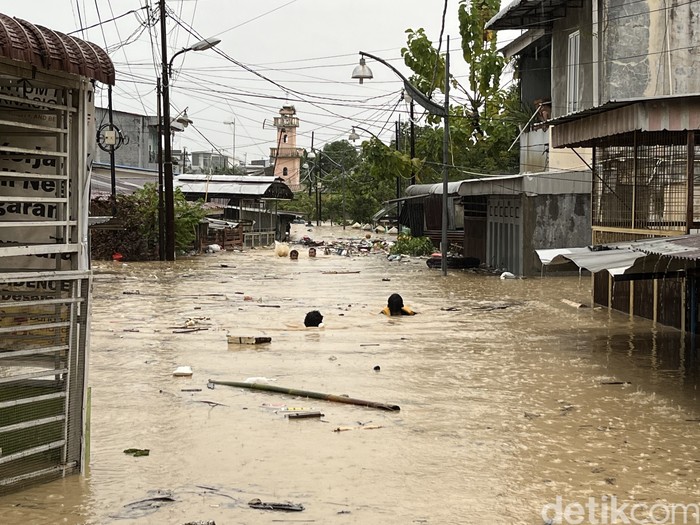 Banjir seatap rumah terjadi di Medan