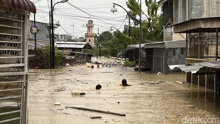Banjir seatap rumah terjadi di Medan