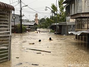 Banjir Seatap Rumah di Medan, Warga Minta Tolong Banyak Anak Terjebak