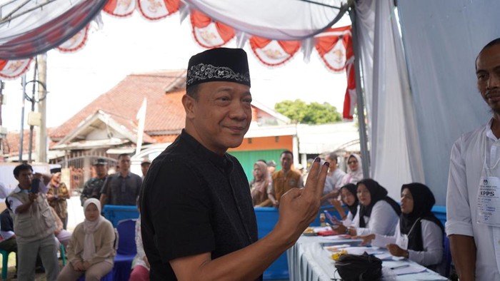 Bayu Syahjohan saat mencoblos di TPS kawasan Dramaga, Bogor.