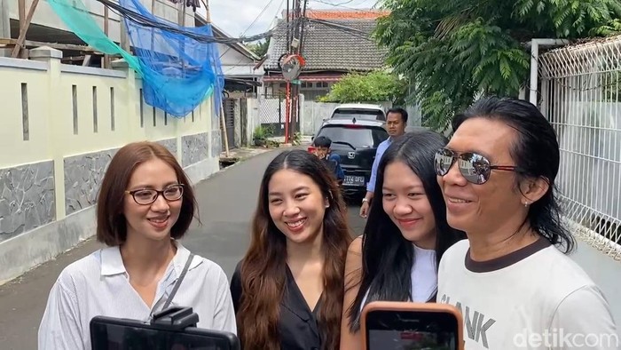 Bimbim Slank dan keluarga seusai nyoblos Pilkada 2024 di Gang Potlot, Duren Tiga, Jakarta Selatan, pada Rabu (27/11/2024).