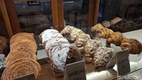 Selain kopinya, pilihan pastry di sini juga tak kalah menggiurkan. Pastry roll hingga croissantnya cocok untuk teman menyeruput kopi yang lengkap. Foto: detikcom/Diah Afrilian