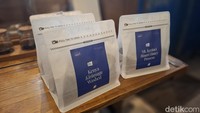 Namanya Blue Doors yang punya pilihan biji kopi nan lengkap. Di sini para pengunjung boleh menghirup aroma kopi dulu sebelum memesannya. Foto: detikcom/Diah Afrilian