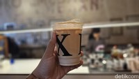 Iced Cafe Latte dengan biji kopi Chieftain Espressonya juga tak kalah enak. Perpaduan acidity, floral, dan kepekatan yang menengan memberikan aftertaste yang lebih kuat. Foto: detikcom/Diah Afrilian